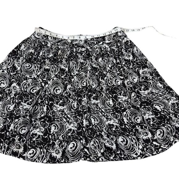 Peter Nygard Black & White Print Flowy Mini Skirt Size 6 - Picture 8 of 11